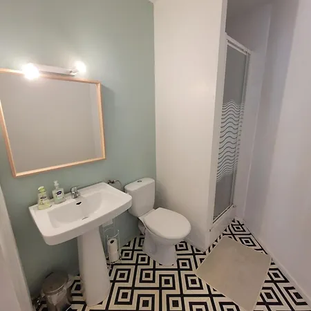 Triple Vue Sur Chateau De - Cuisine Partagee Et Salle De Bain Privative Lejlighed Lourdes