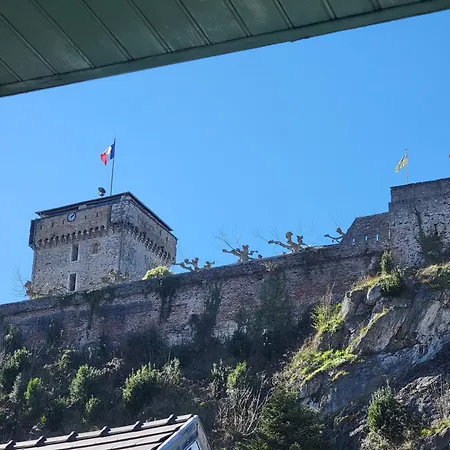 Triple Vue Sur Chateau De - Cuisine Partagee Et Salle De Bain Privative Lourdes