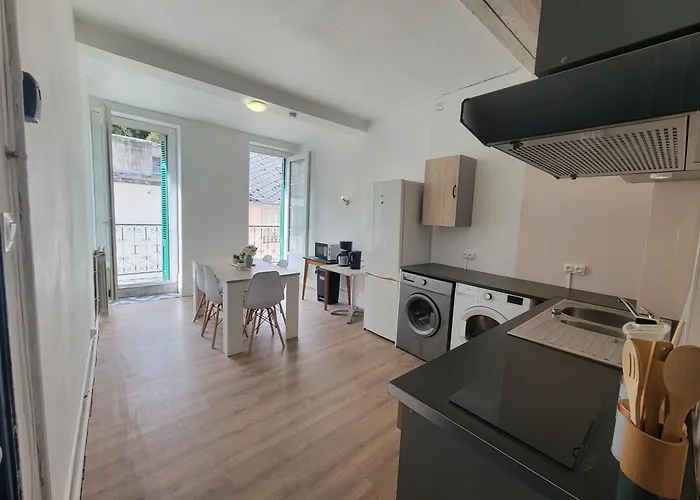 Apartment Triple Vue Sur Chateau De - Cuisine Partagee Et Salle De Bain Privative *